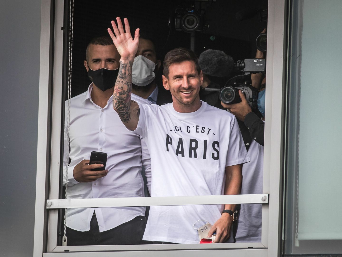 Leo Messi, a su llegada a París para firmar por el PSG. (REUTERS)