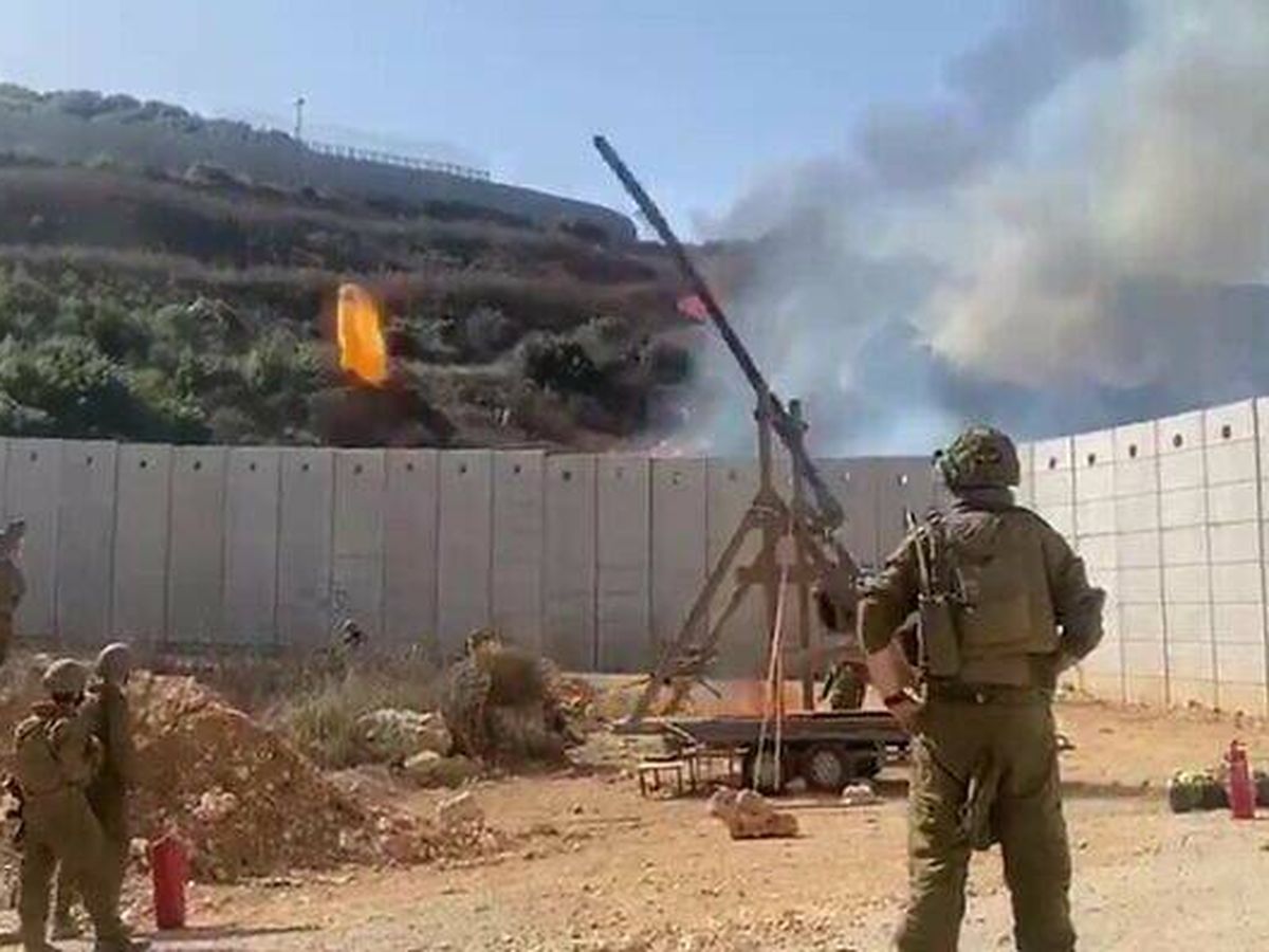 Foto: No es el nuevo Civilization: ¿qué hace Israel con una catapulta y bolas de fuego en la frontera con Líbano? (X/@manniefabian)