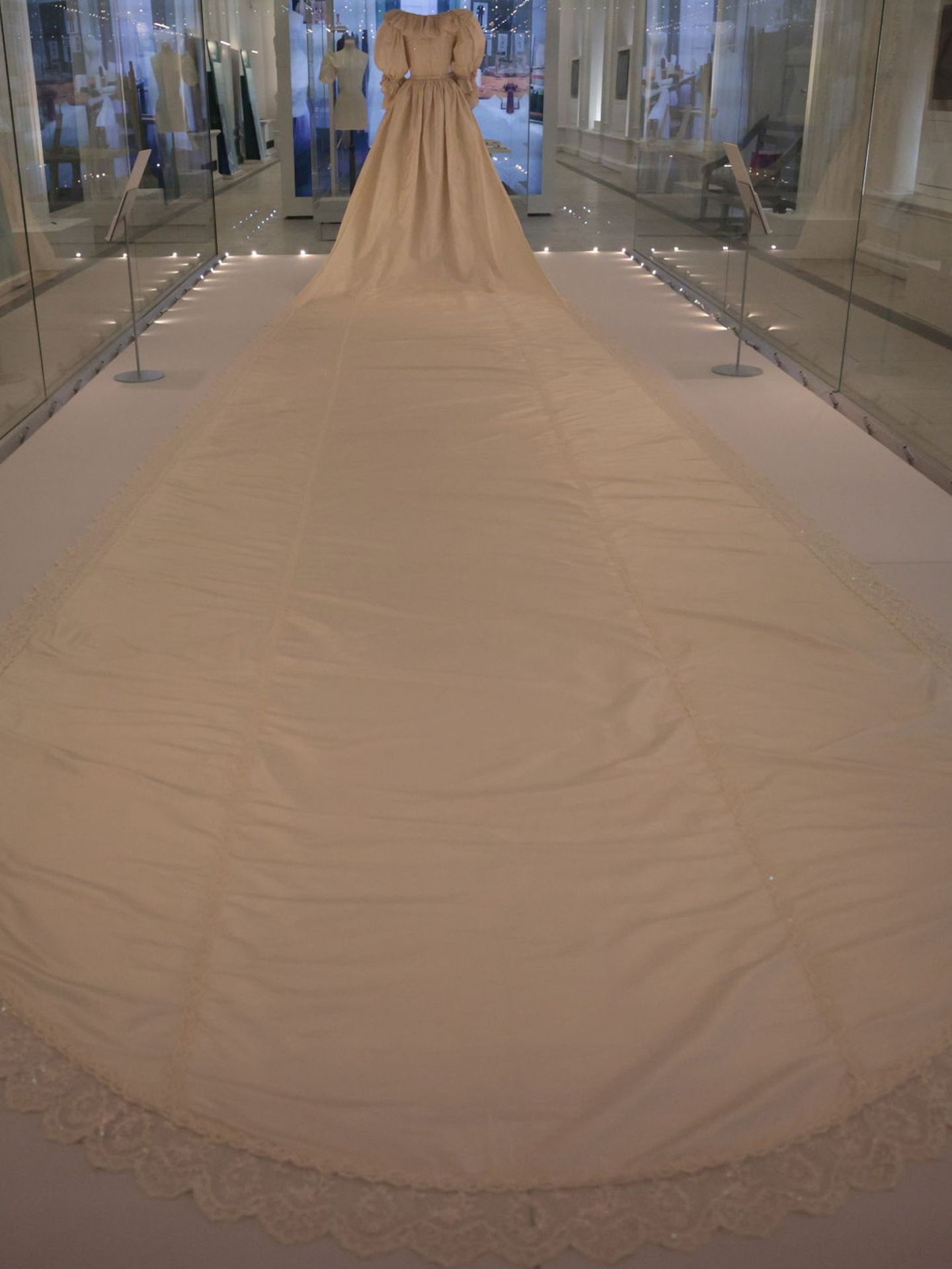 El largo velo del vestido de novia. (Reuters/Hannah McKay)