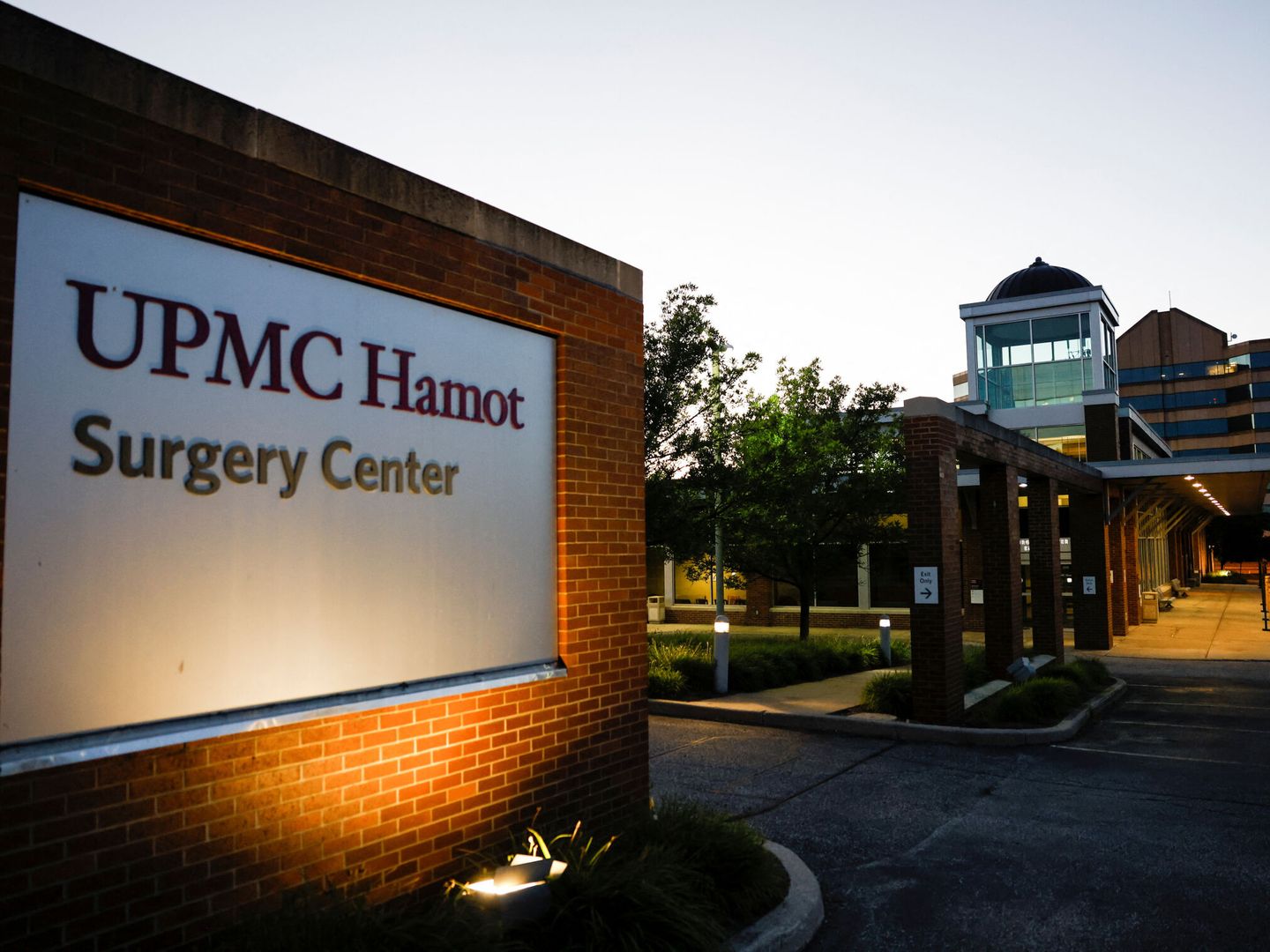 Centro de Cirugía UPMC de Hamot (Pensilvania) donde el novelista Salman Rushdie está recibiendo tratamiento. (Reuters/Quinn Glabicki)