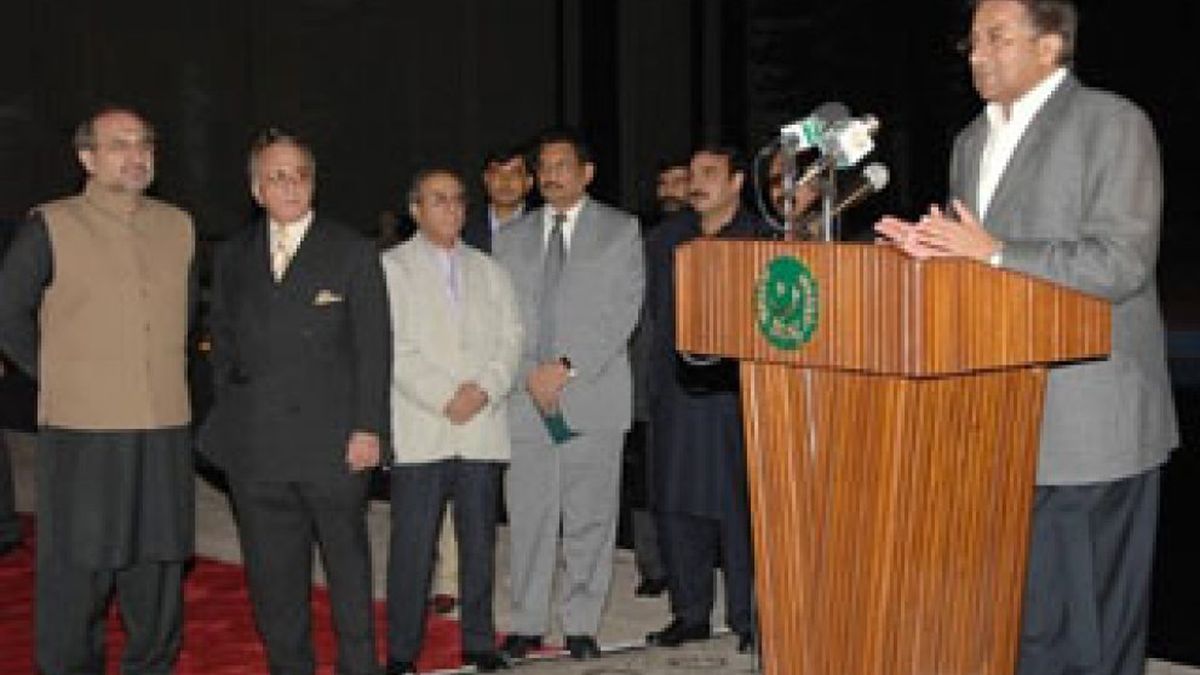 Se estrella en Cachemira un helicóptero durante un viaje del presidente Musharraf