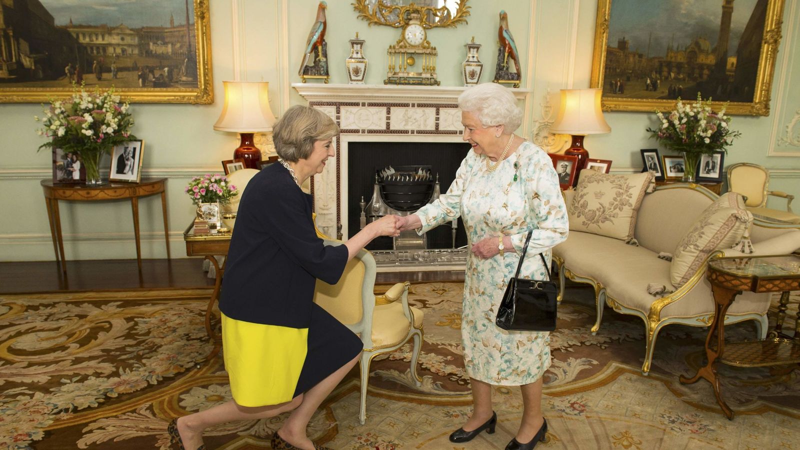 Foto: La reina Isabel II y Theresa May realizan el gesto que simboliza el traspaso de poderes. (Reuters)
