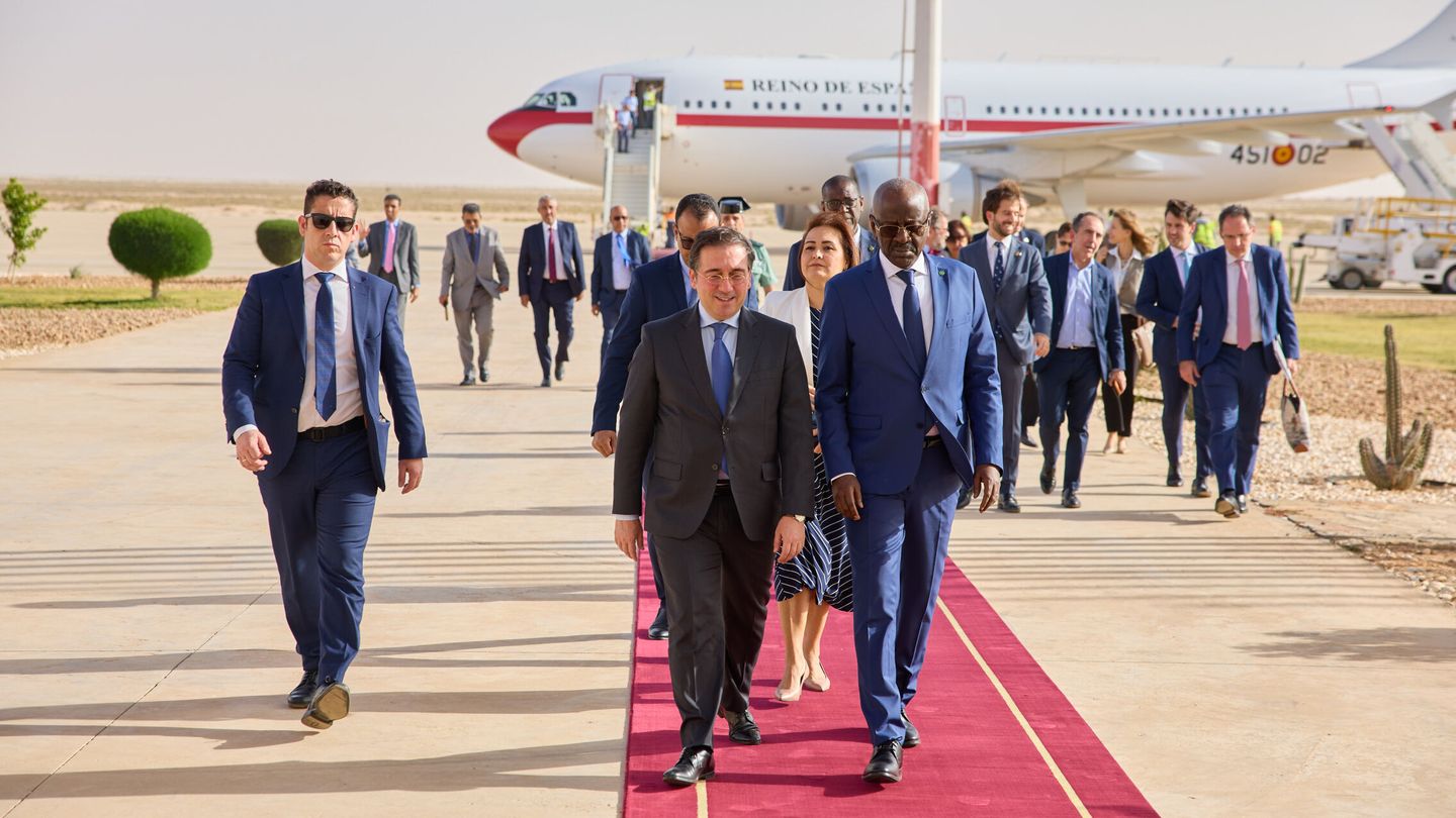 El ministro de Asuntos Exteriores, UE y Cooperación, José Manuel Albares (i), y el ministro de Asuntos Exteriores de Mauritania, Mohamed Salem Ould Marzouk (d). (EFE/Pepe Méndez)
