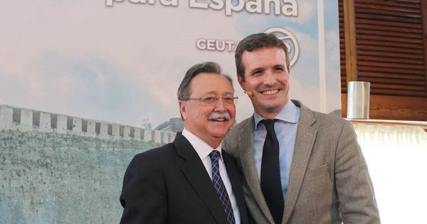 Foto: El presidente nacional del PP, Pablo Casado (d), durante el acto para proclamar en un acto a Juan Jesús Vivas (i). (EFE)