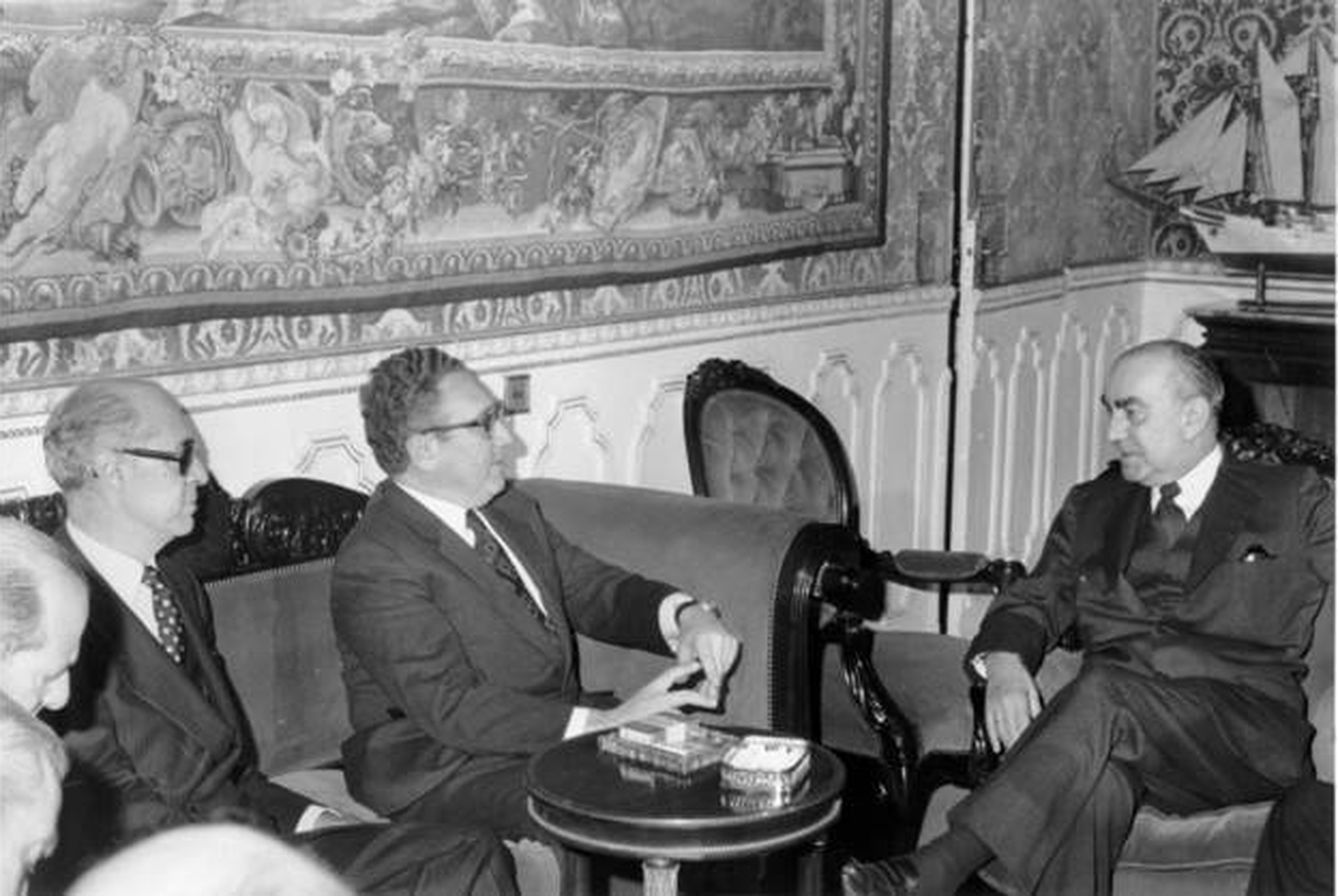 Fotografía de la reunión entre Kissinger y Carrero Blanco.