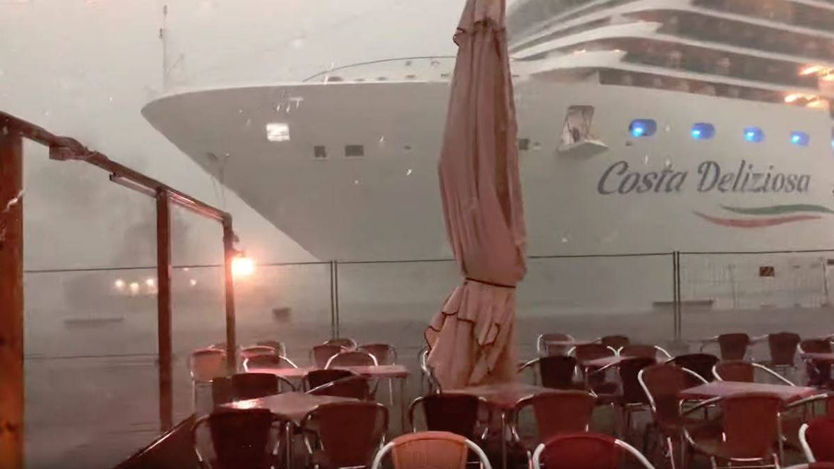 La polémica se aviva en Venecia: un crucero sin control roza el puerto y siembra el pánico