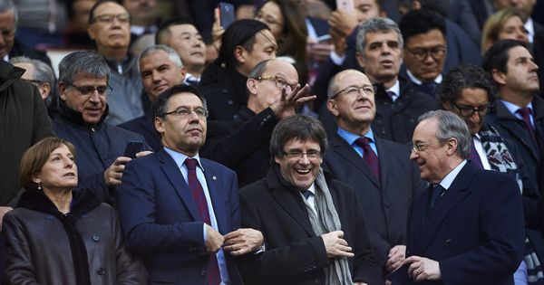 Foto: Carme Forcadell, Josep Maria Bartomeu, Carles Puigdemont y Florentino Pérez, en el palco del Camp Nou. (EFE)