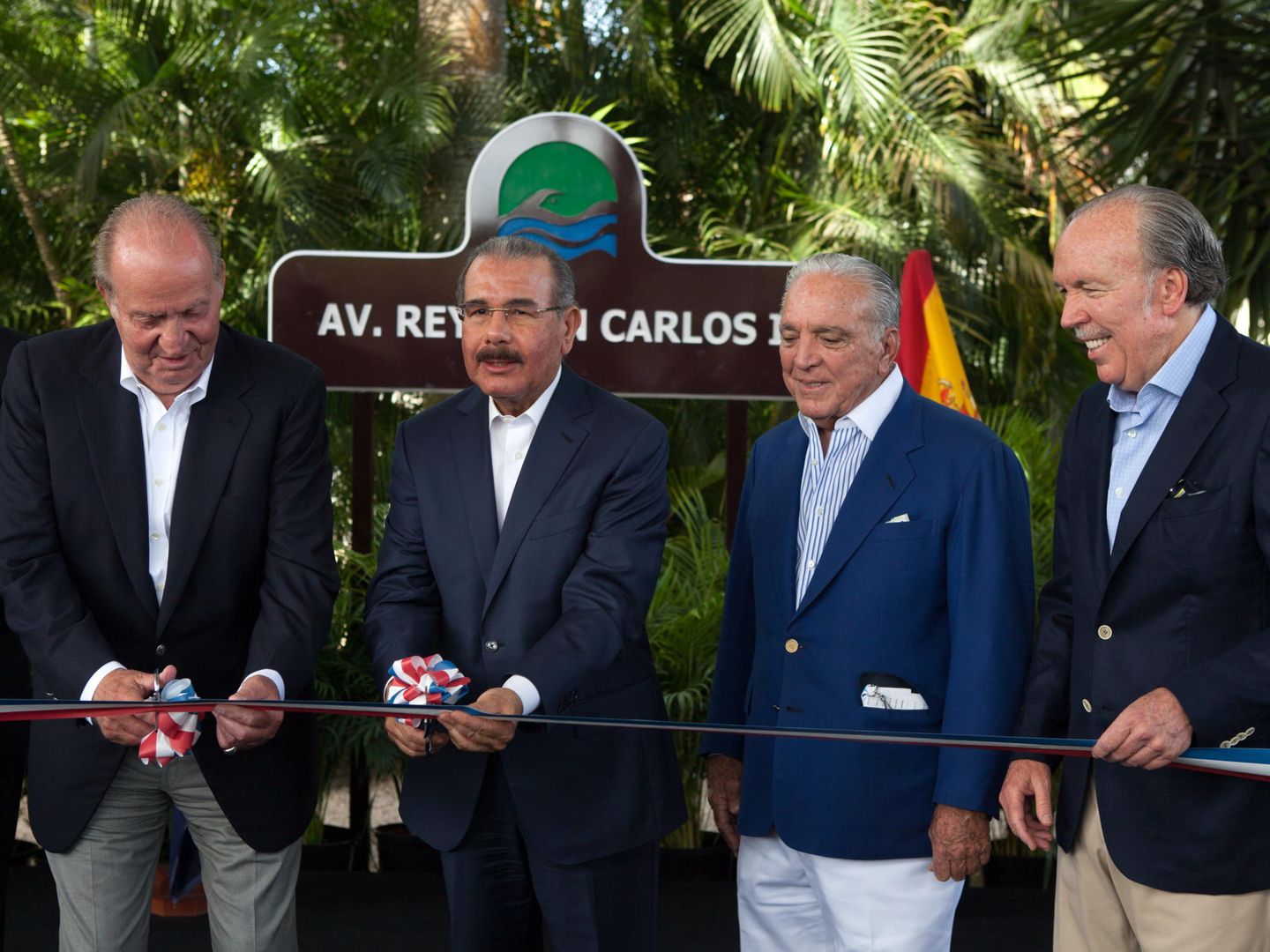 El rey Juan Carlos, el presidente dominicano, Danilo Medina, y los empresarios Alfonso Fanjul y José Fanjul. (EFE)