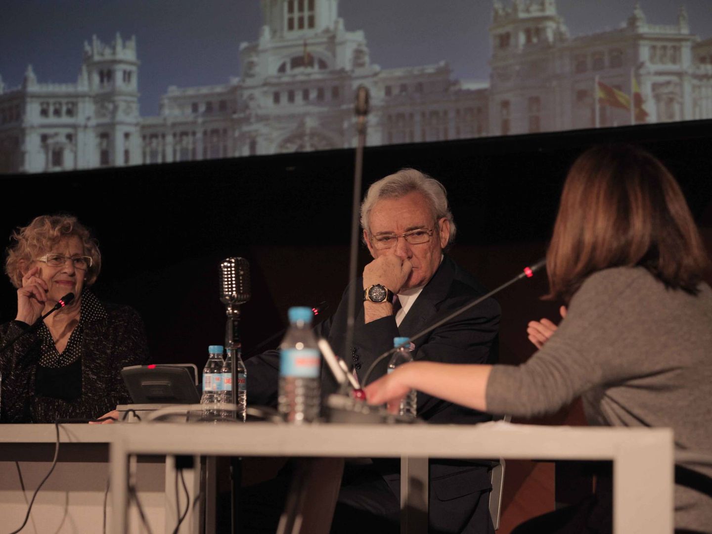 La exalcaldesa Manuela Carmena y el periodista Luis del Olmo, padrino de M21, en el Día Mundial de la Radio celebrado en Cibeles. (Ayuntamiento de Madrid)