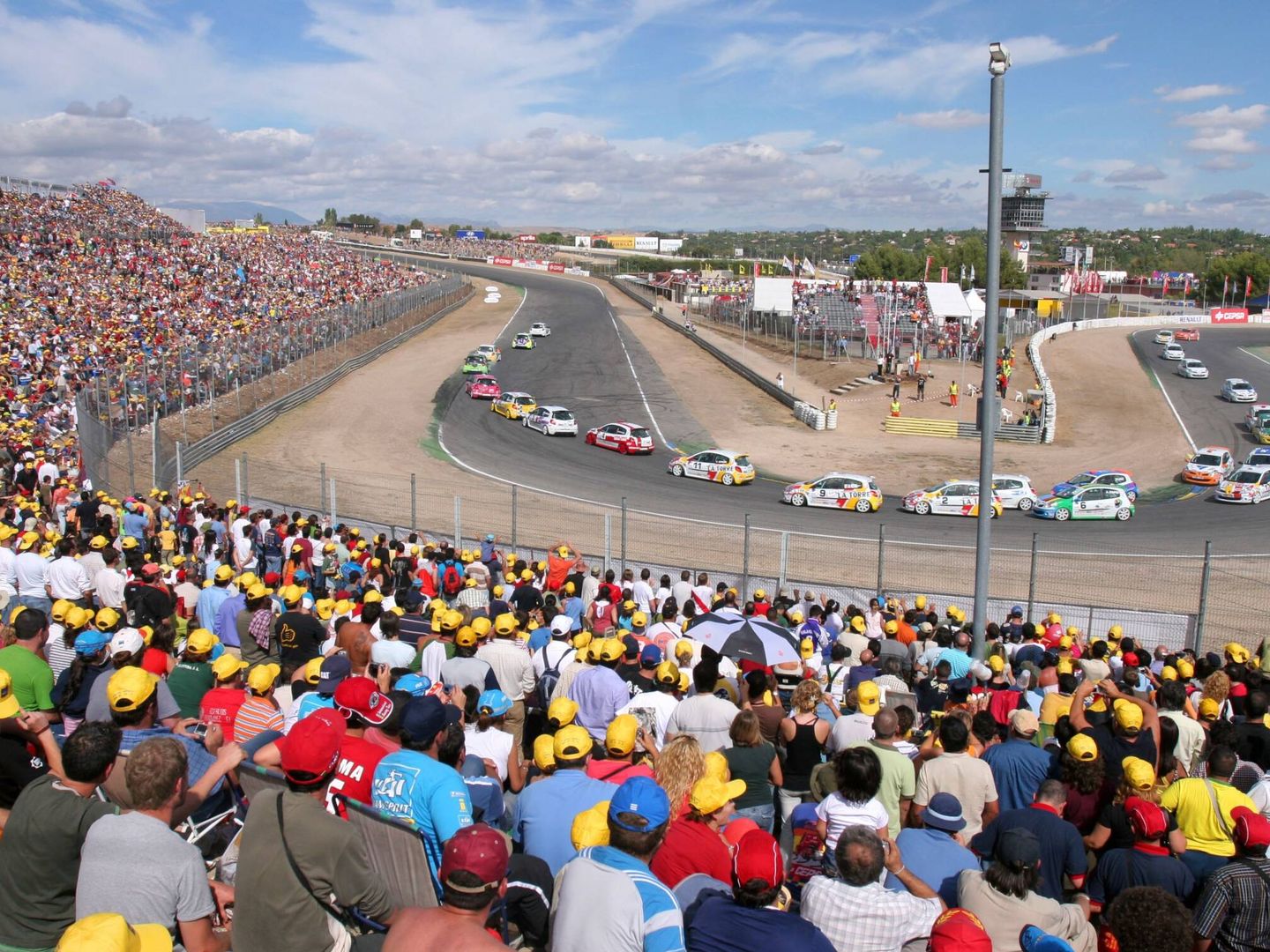 El circuito lleno de espectadores. (RACE)