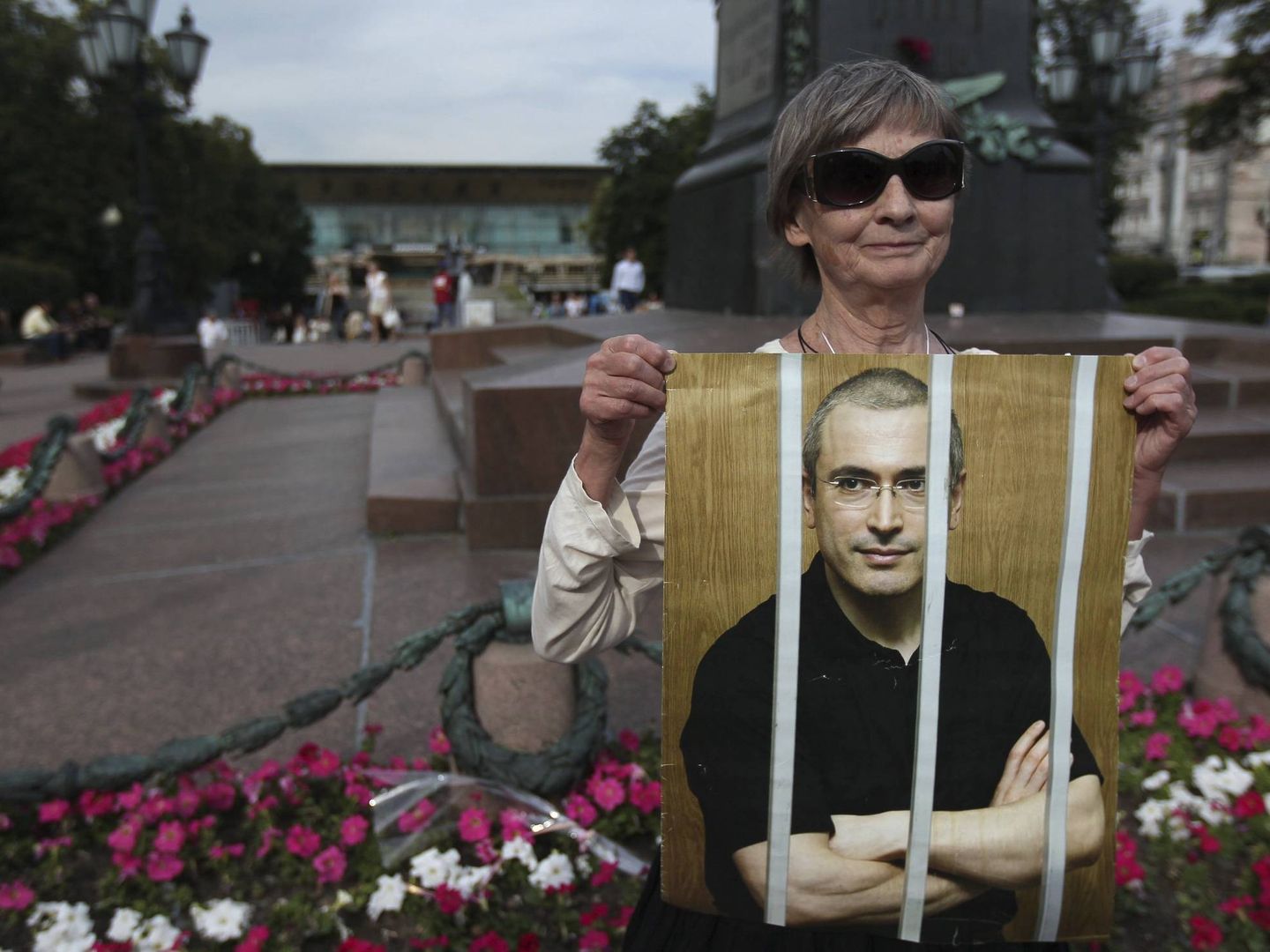 Imagen de archivo de una mujer que muestra en 2012 un póster del que fuera el hombre más rico de Rusia, Mijaíl Jodorkovski, y presidente de la petrolera Yukos. (EFE)