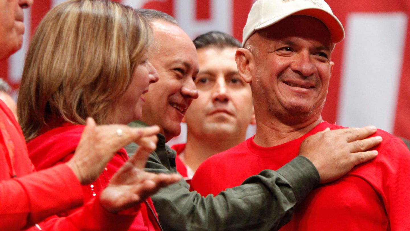 Hugo Carvajal, con gorra, jaleado por próceres del chavismo como Cabello, número dos del Gobierno. (EFE)