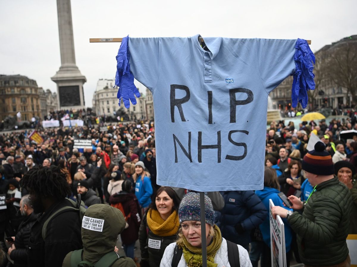 Foto: Protesta de trabajadores del NHS en Londres. (EFE/Neil Hall)