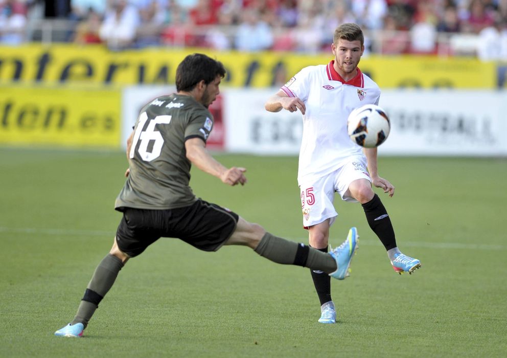 Foto: Alberto Moreno durante un partido con el Sevilla (Cordon Press).
