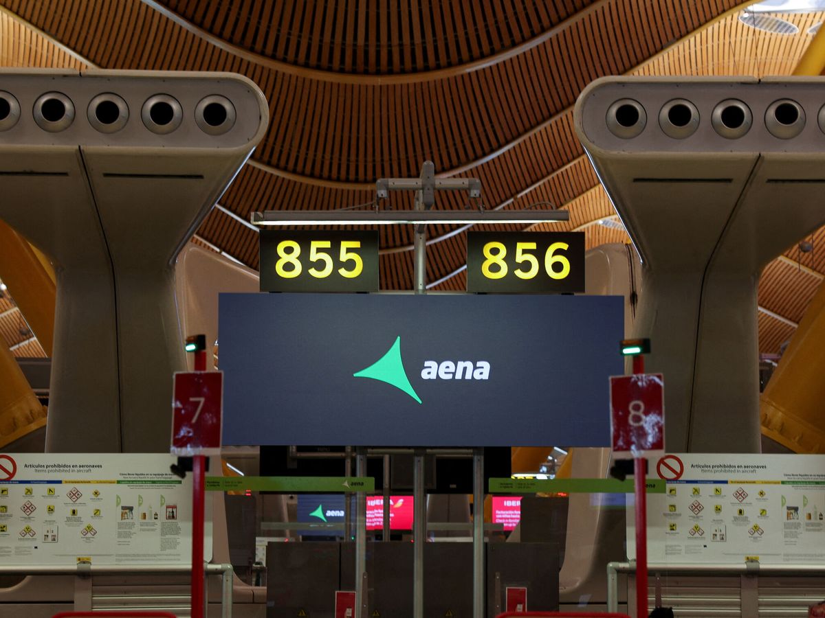 Foto: Logo de Aena en una pantalla del aeropuerto Adolfo Suárez Madrid-Barajas. (Reuters/Violeta Santos Moura)