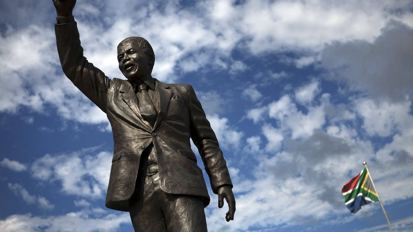 Una estatua de Nelson Mandela ante la puerta del Drakenstein Correctional Centre, cerca de Paarl, en la provincia Cabo Occidental. (Reuters)