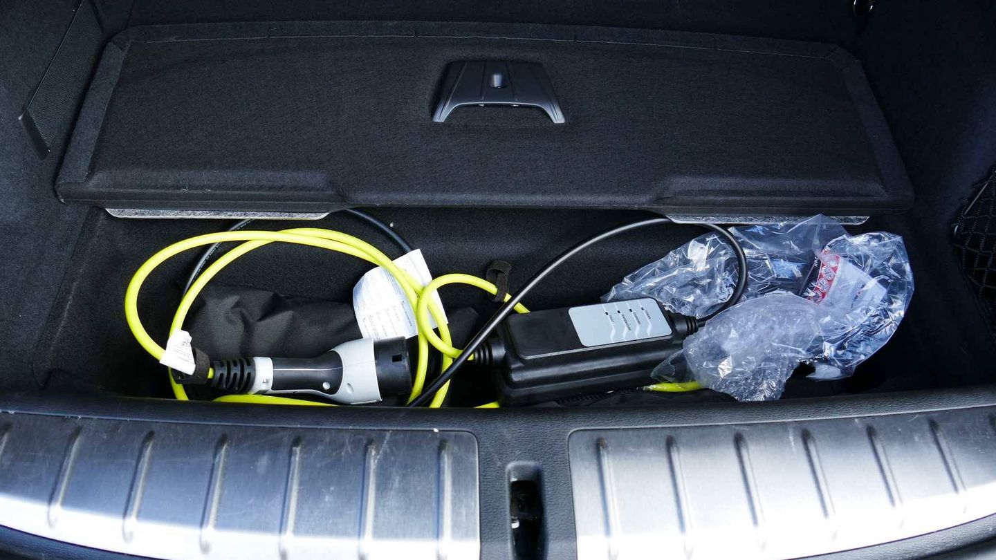 En el maletero hay un hueco específico para los cables para recargar la batería. 