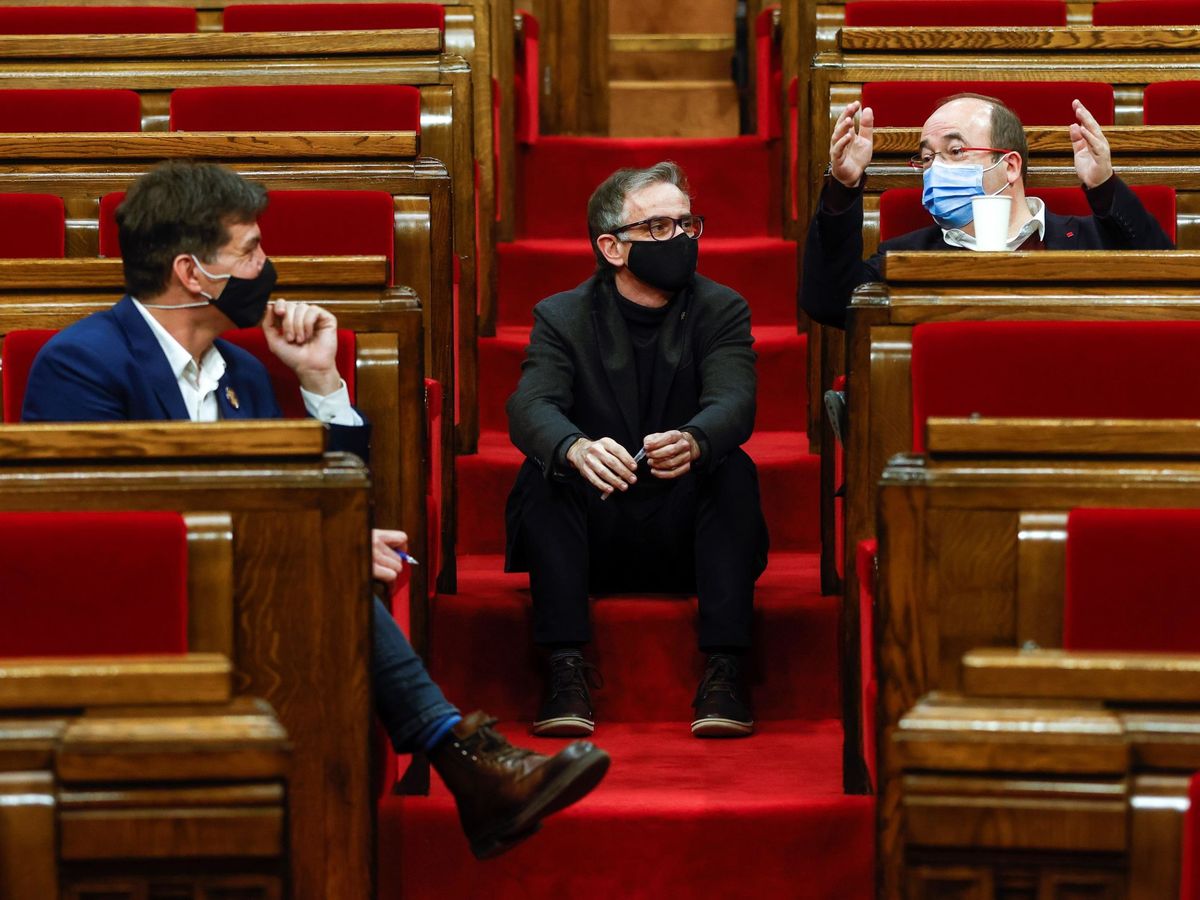 Foto: Miquel Iceta (d) conversa con los diputados de ERC Sergi Sabrià (i) y Josep Maria Jové (c), durante la sesión de la Diputación Permanente del Parlament. (EFE)