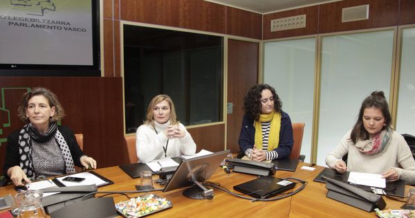 Foto: Patricia Velez (i), portavoz de Etxerat, Maider Viso (c) y Olatz Iglesias, hija de Gadafi. (EC)