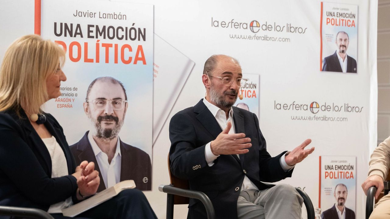 El expresidente de Aragón Javier Lambán durante la presentación de su libro 'Una emoción política'. (Europa Press/Marcos Cebrián)