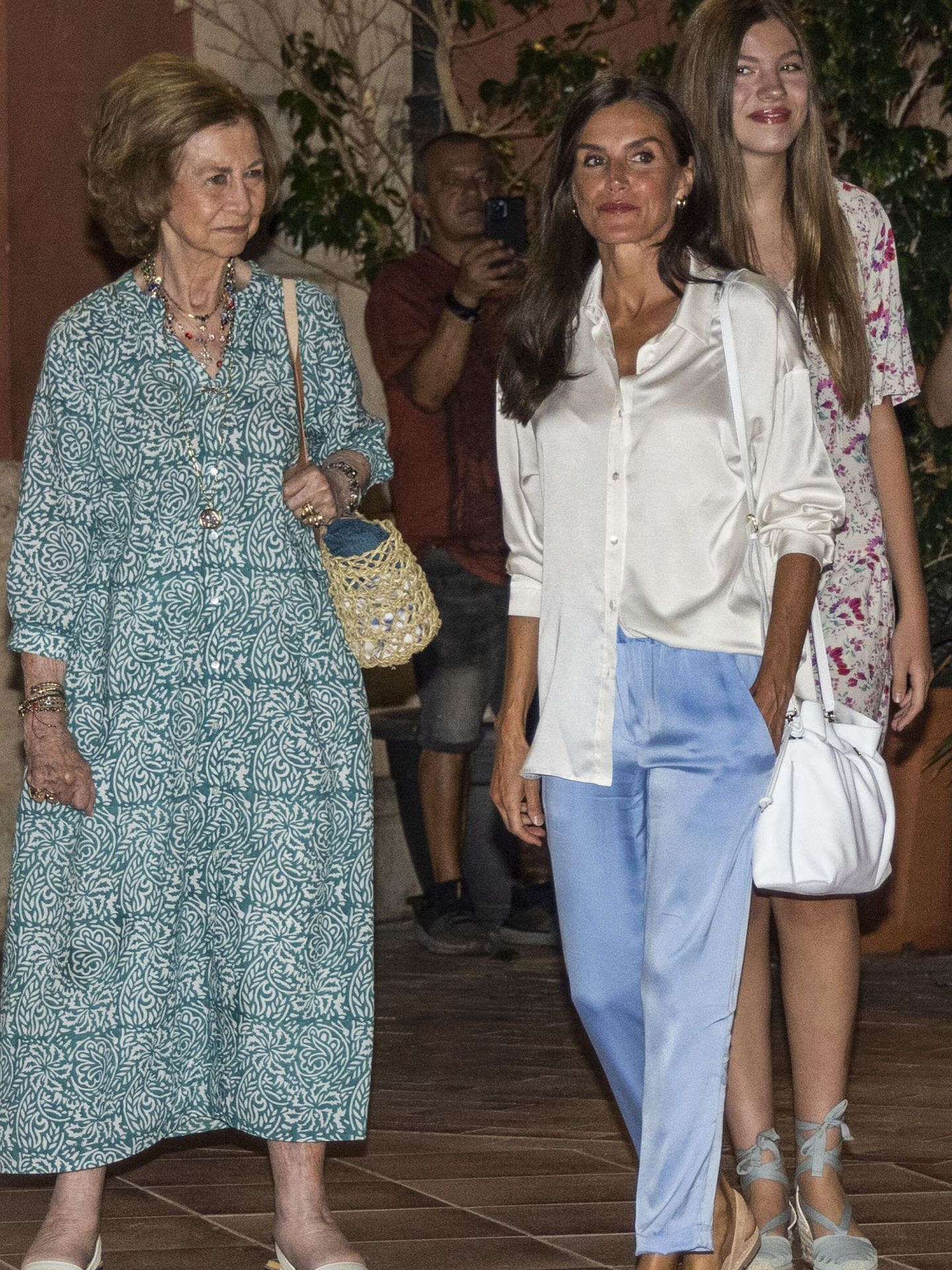 La reina Letizia, junto a la infanta Sofía y la reina Sofía en Palma de Mallorca a su salida del cine. (EFE/Cati Cladera)