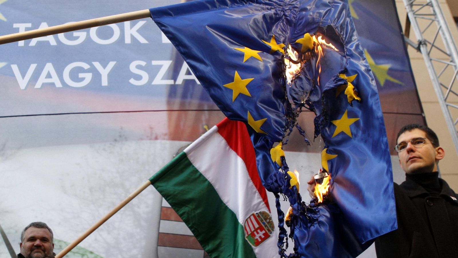 Венгрия против россии. Венгрия против ЕС. Евросоюз против Венгрии. Флаг Венгрии и ЕС. Флаг ЕС националистов.