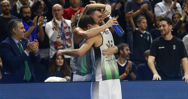 Foto: Albert Ventura, capitán del Joventut, abrazó a Nico Laprovittola tras su gran partido. (ACB Photo)