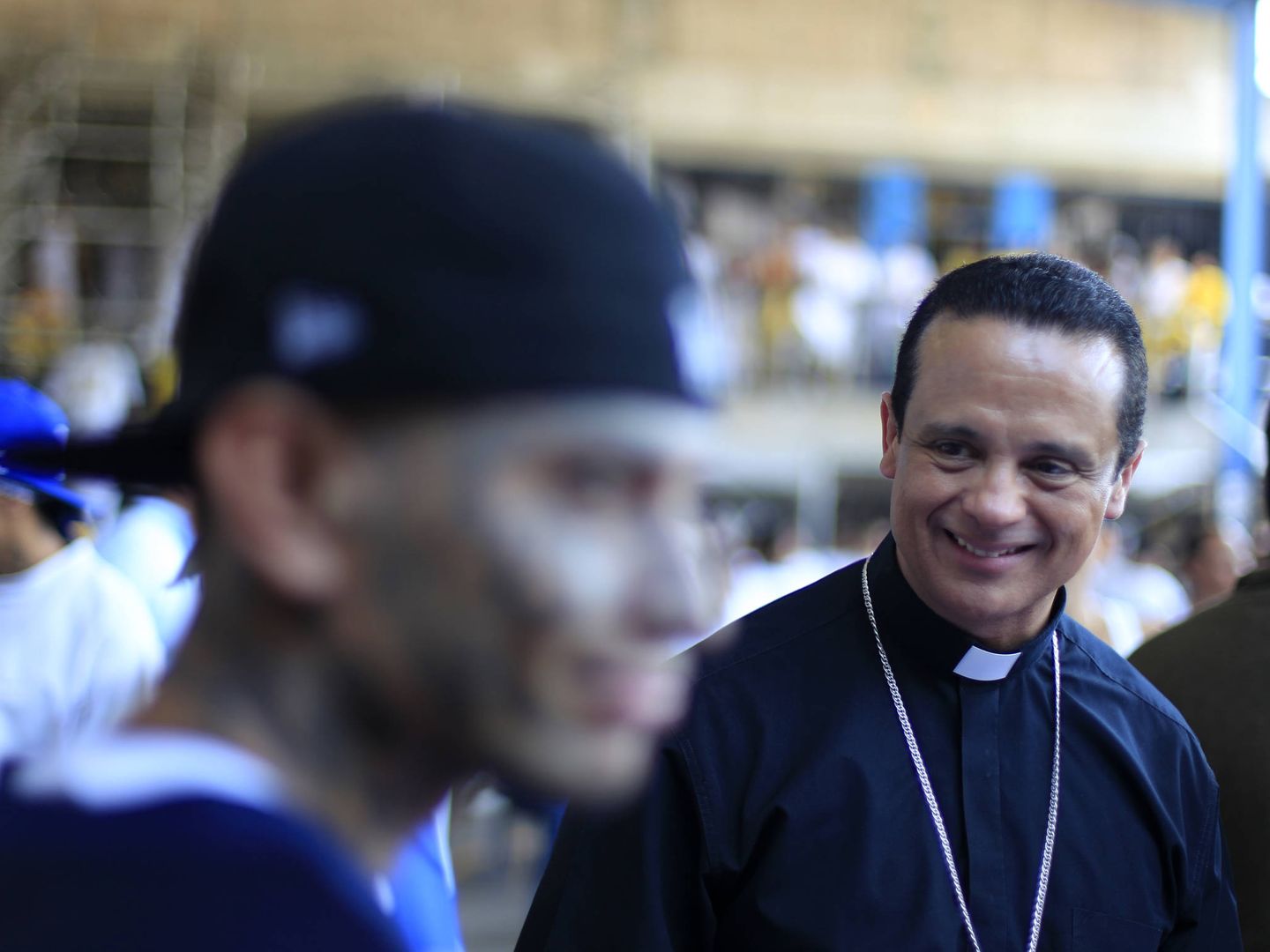 El obispo Fabio Colindres con un miembro de la MS-13 en la prisión de máxima seguridad de Izalco, en marzo de 2013. (Reuters)
