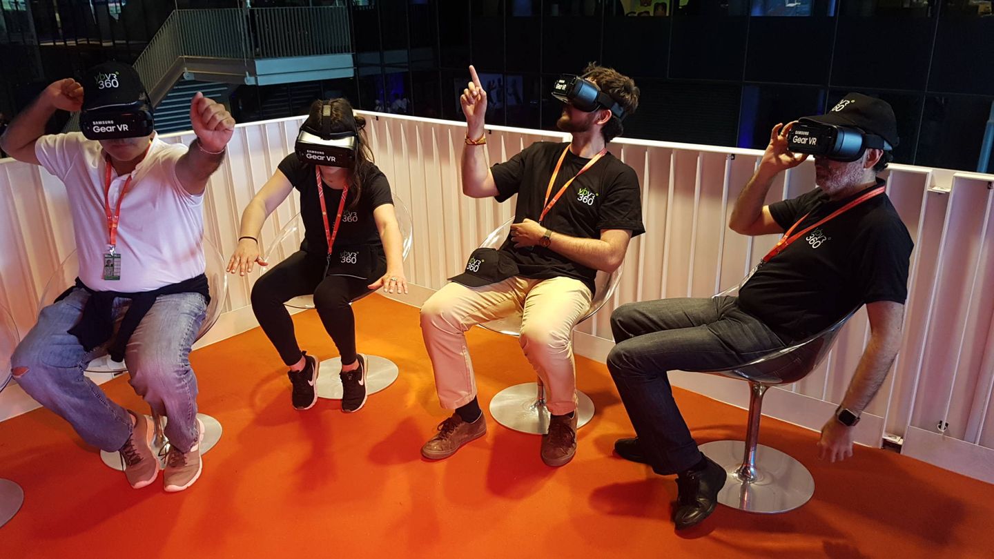 Trabajadores de Yerba Buena Virtual Reality en la sala de control de su tecnología en el Mutua Madrid Open (Constantino Villar)
