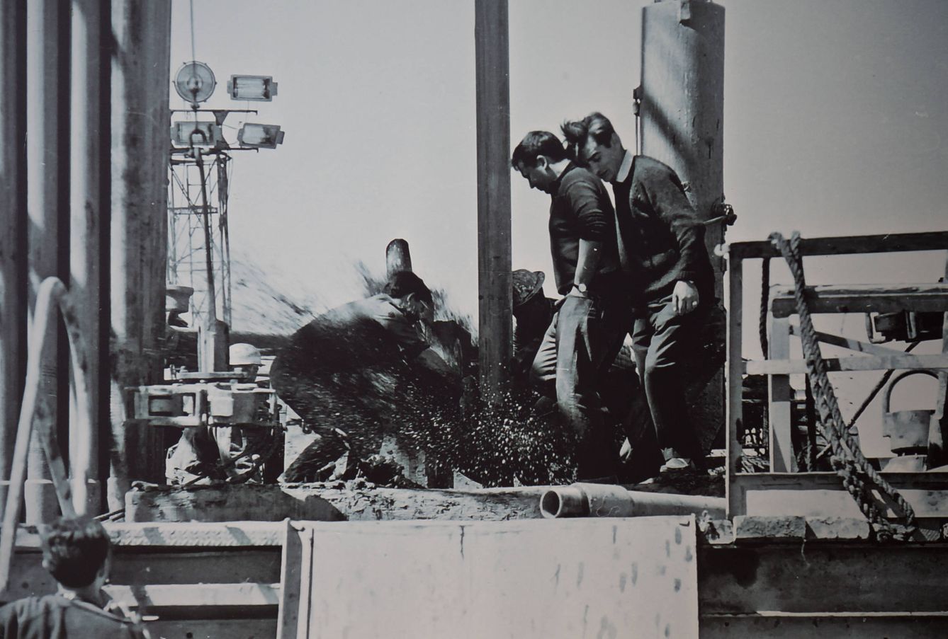 Petróleo saliendo a borbotones de un pozo en los años 60.