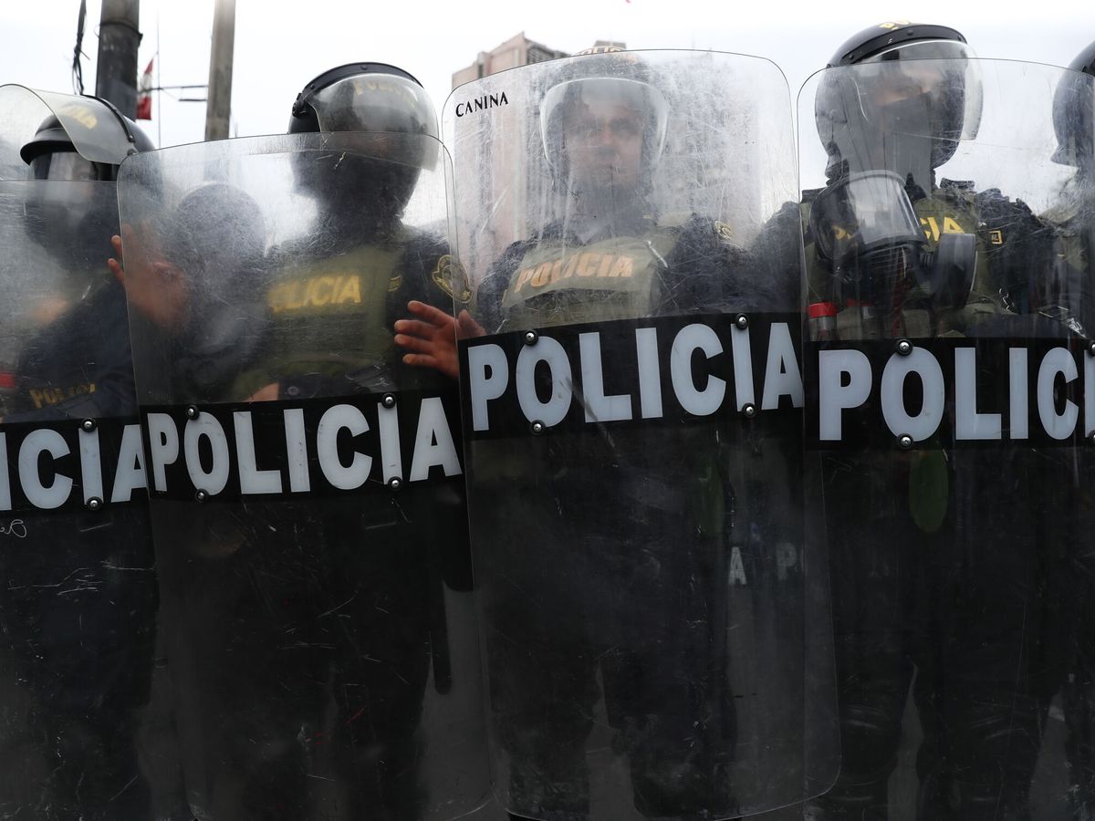Foto: Varios efectivos policiales, en las protestas de Perú. (EFE/Hugo Curotto)
