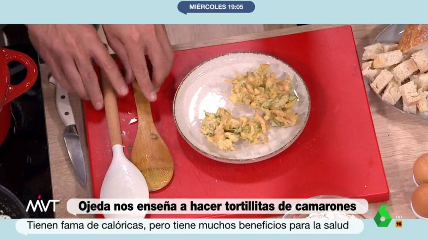 Pablo Ojeda prepara una tortillita de camarones. (Atresmedia Televisión)