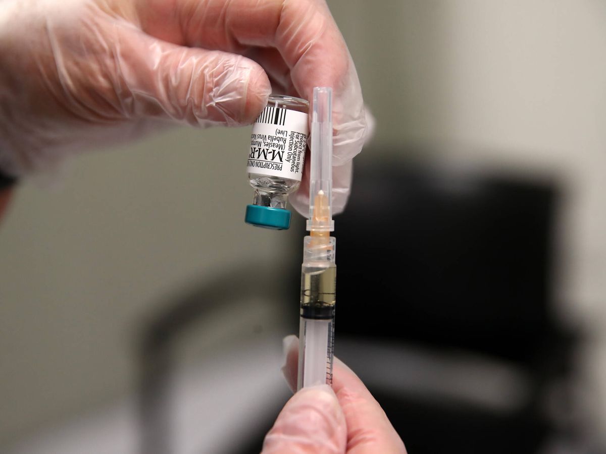 Foto: Un vial de vacuna contra el sarampión. (Getty/Fiona Goodall)