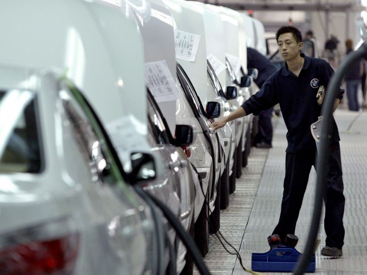 Foto: Una fábrica de automóviles en China. (EFE)