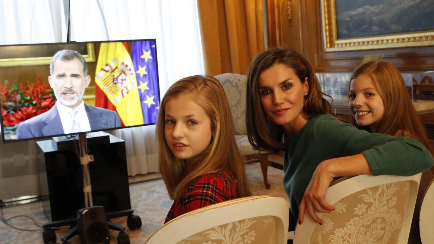 La Reina y sus hijas, durante la grabación del discurso de Navidad. (Casa Real)