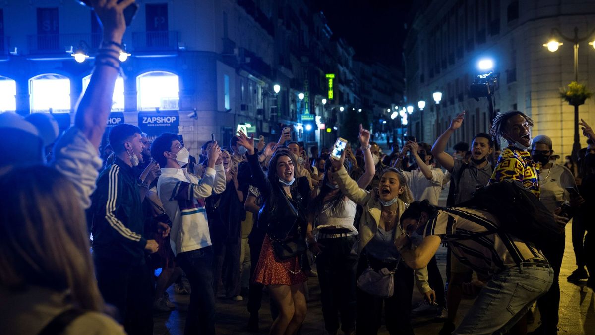 El fin del estado de alarma se celebra en la calle con cerveza y al grito de "libertad"
