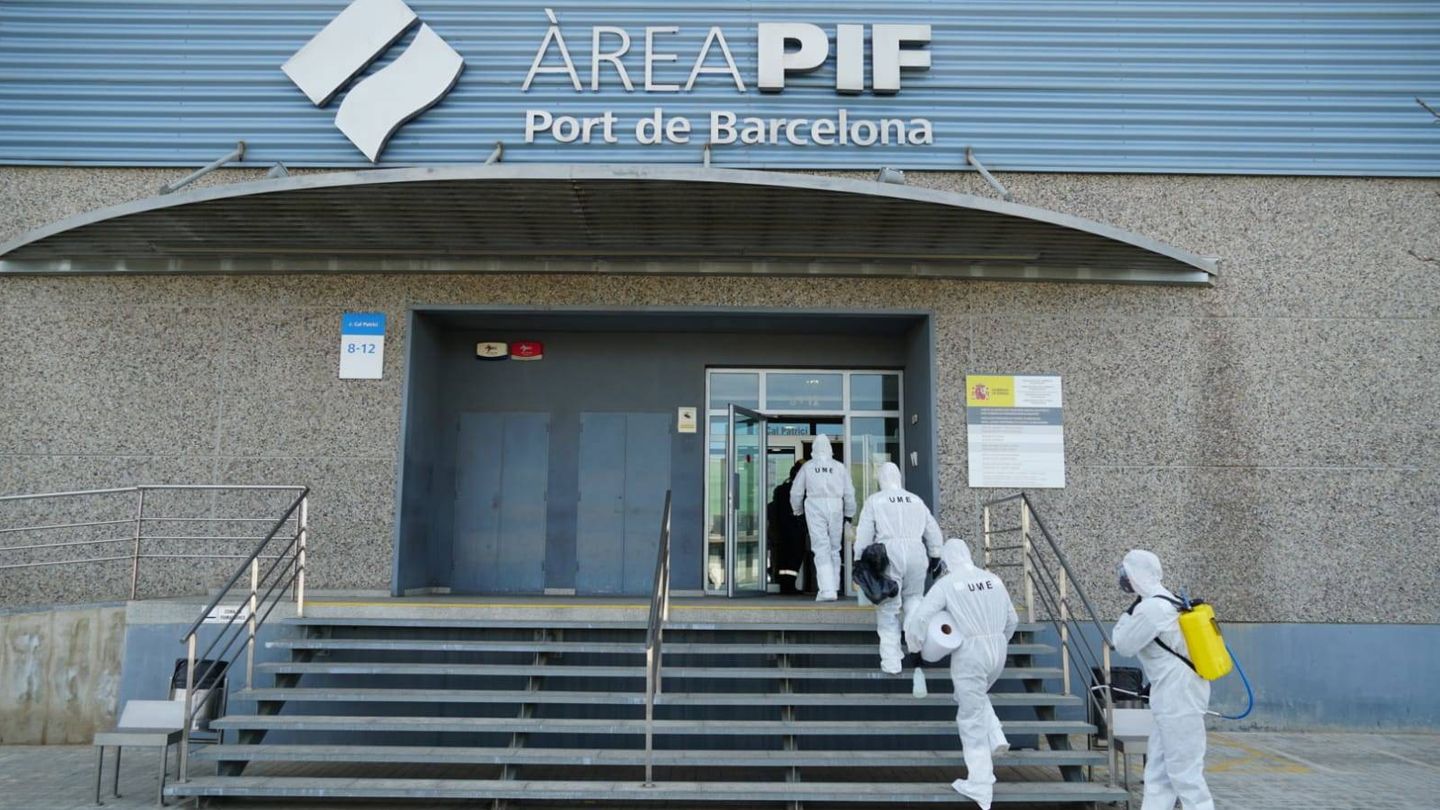 Efectivos de la Unidad Militar de Emergencias (UME) entran en las instalaciones del puerto de Barcelona para proceder a su desinfección y evitar contagios por coronavirus, este 20 de marzo de 2020. (Defensa)