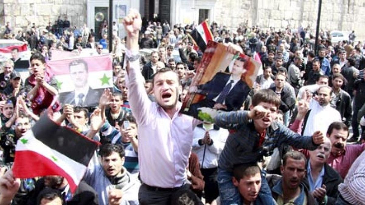 Miles de personas piden la caída del régimen en los funerales de Damasco