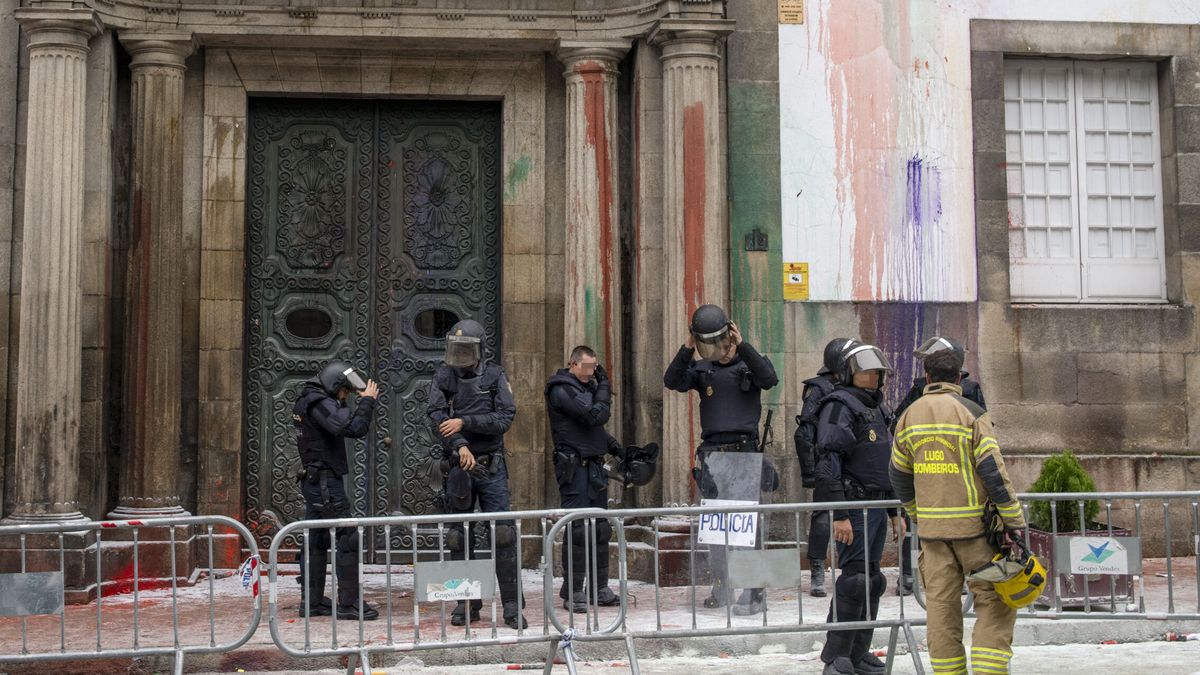 Petardos, golpes y un lanzallamas: pelea entre policías y bomberos en el centro de Ourense