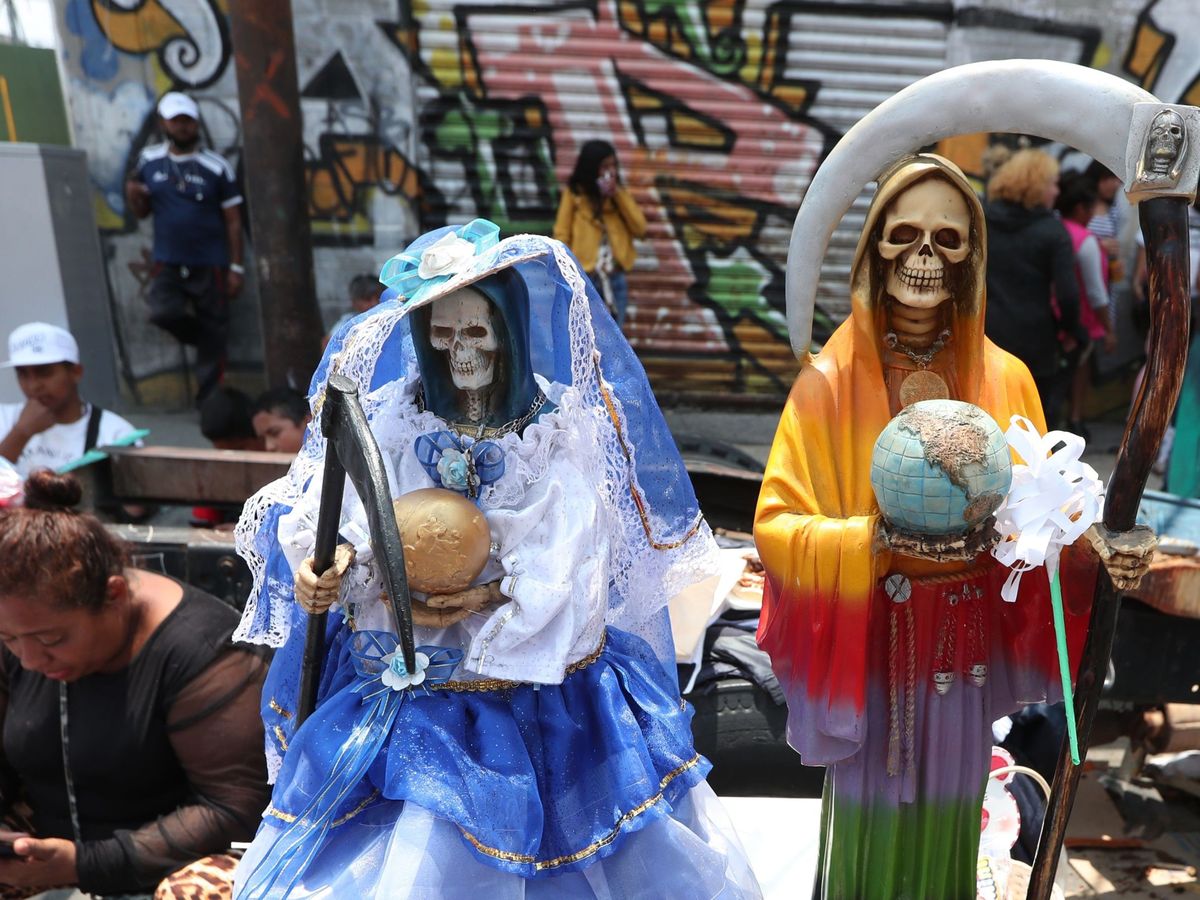 Foto: Cientos de seguidores de la Santa Muerte se reunieron en su altar del barrio de Tepito en la Ciudad de México para celebrar la vuelta a la normalidad (EFE)