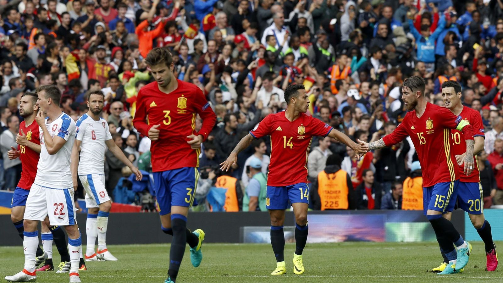 Foto: Piqué va a celebrar su gol con España (Reuters) 