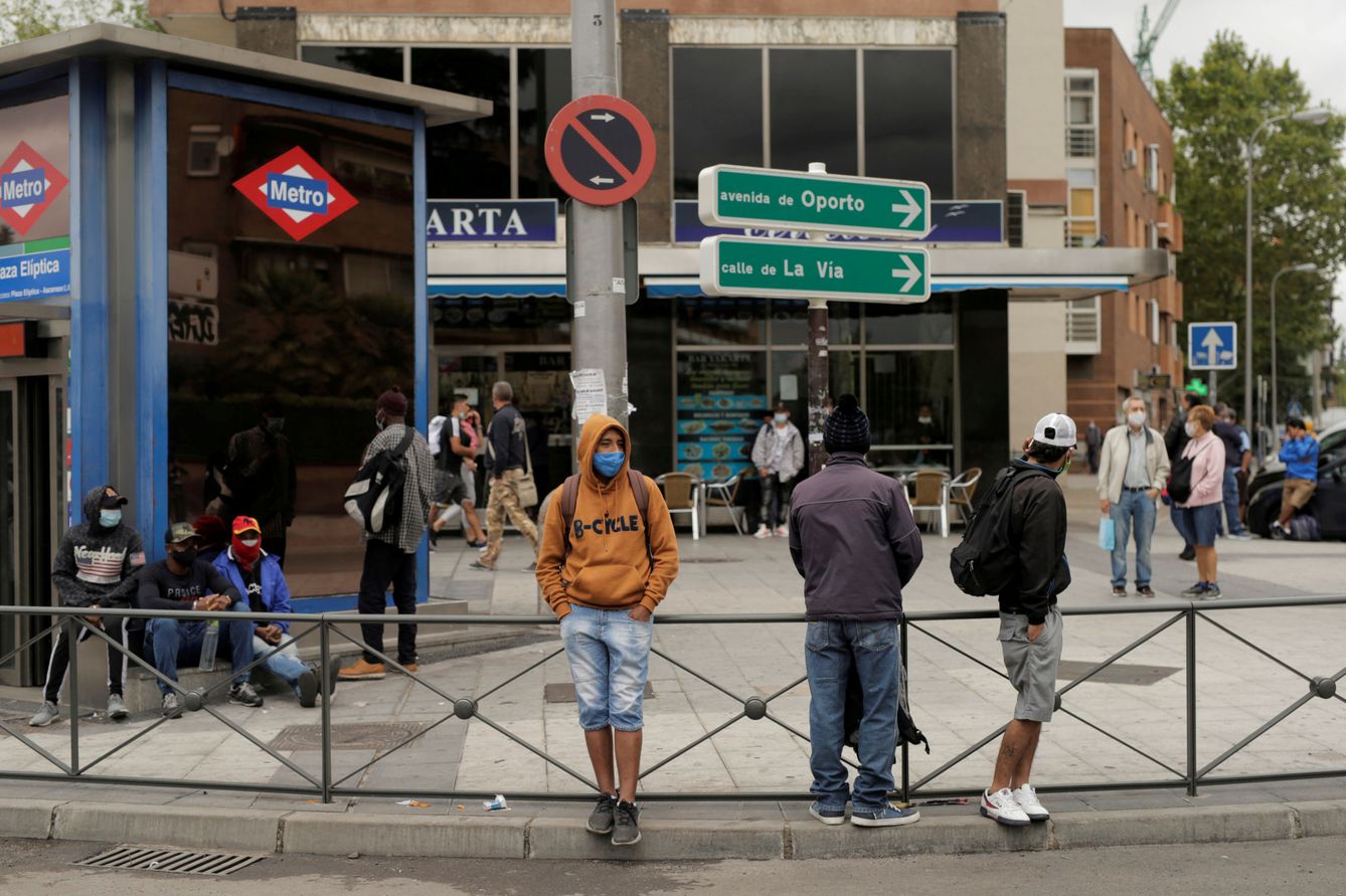 Gente en el barrio de Usera, Madrid. (Reuters)