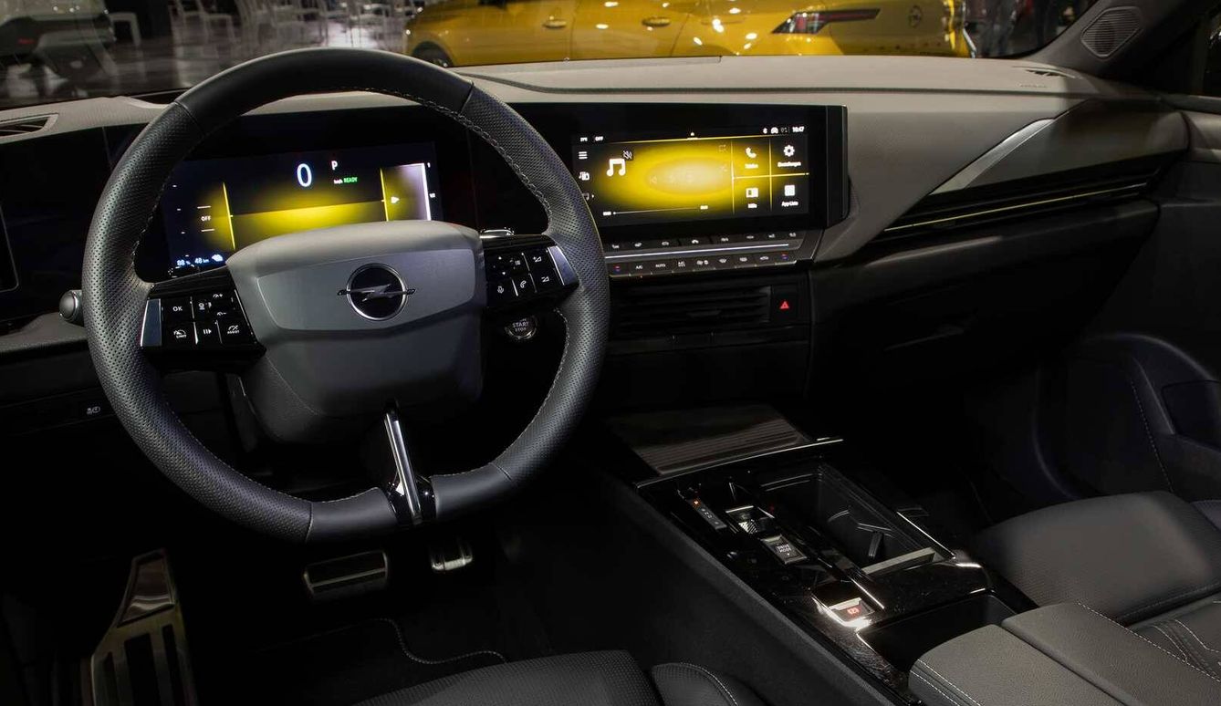 El puesto de conducción integra la doble pantalla de 10 pulgadas, que Opel denomina Pure Panel. 