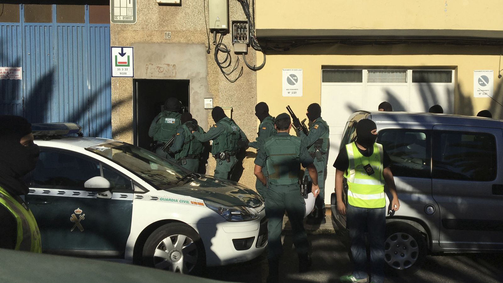 Foto: Imagen de archivo de la Guardia Civil en una operación contra el terrorismo yihadista internacional en la localidad de Vecindario, en la isla de Gran Canaria. (Efe)