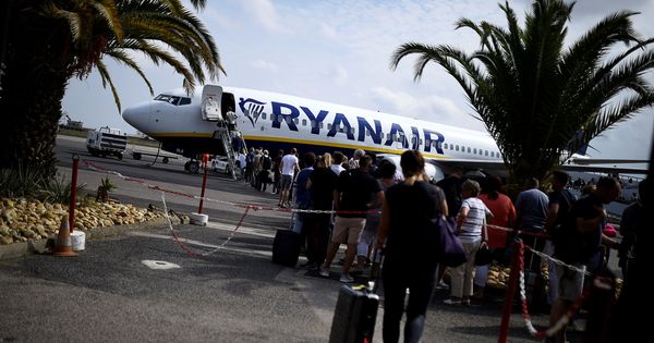 Foto: Un grupo de pasajeros entra en un avión de Ryanair. (Reuters)