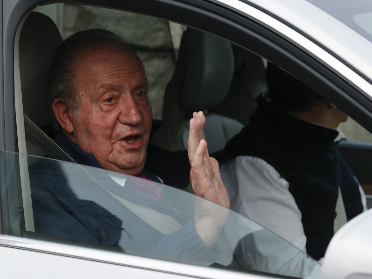 Foto: El rey Juan Carlos saluda a la prensa el 23 de mayo de 2022. (EFE/Lavandeira jr.)