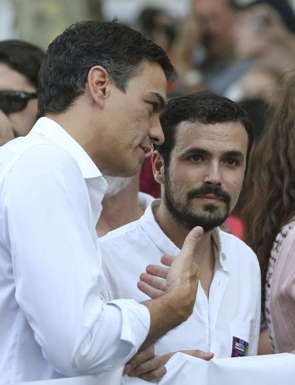 Sánchez conversa con Alberto Garzón en la marcha del Orgullo Gay de 2015, el pasado 4 de julio. (EFE)