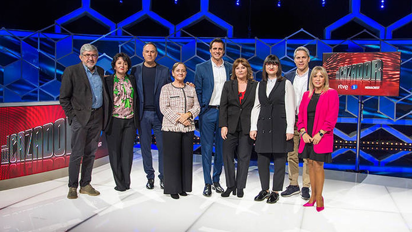Los rostros de 'El cazador' con los directivos de TVE. (RTVE)