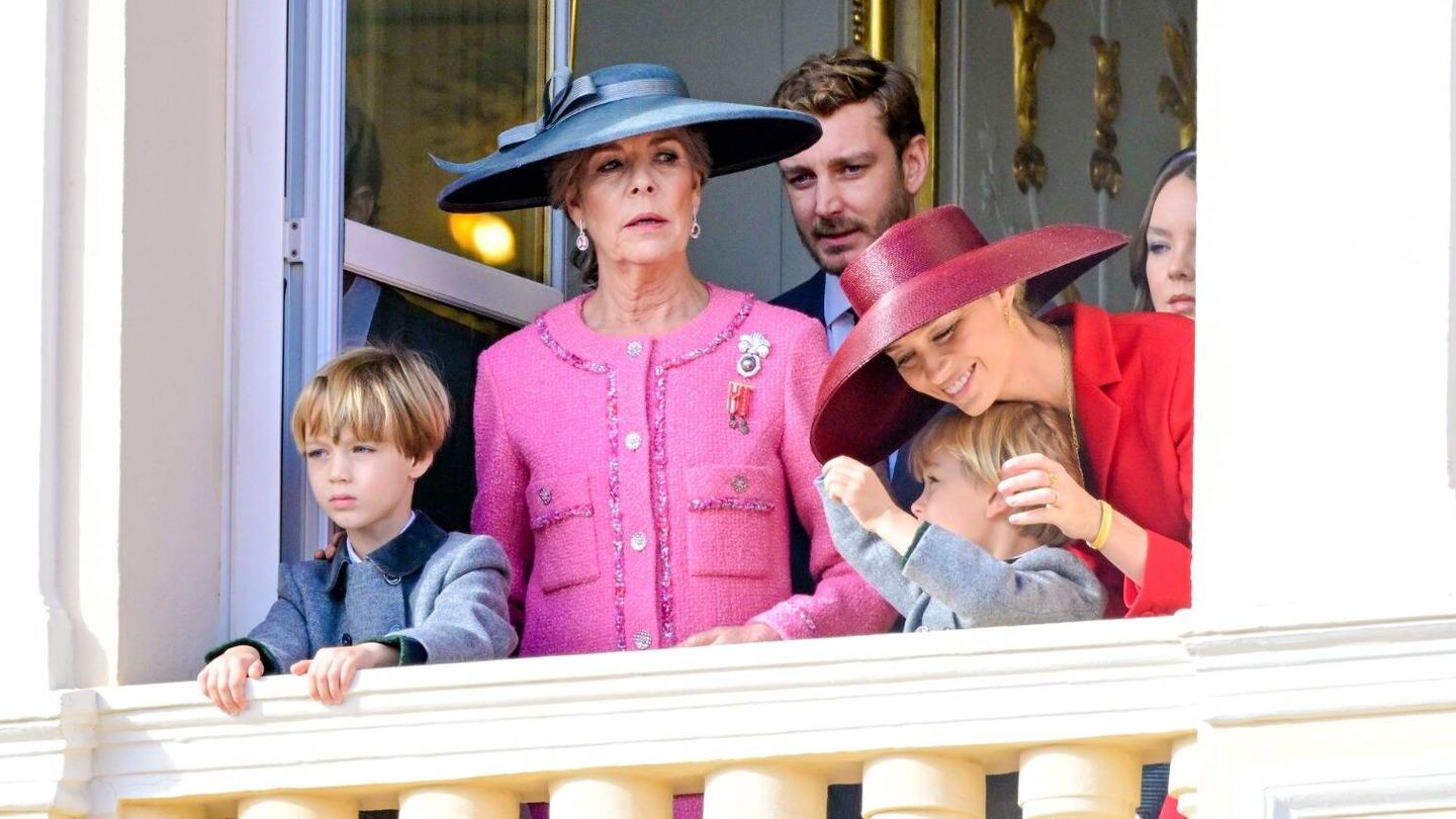 Una cariñosa Beatrice Borromeo junto a su suegra la princesa Carolina y su marido Pierre en el balcón de palacio. (Cordon Press)