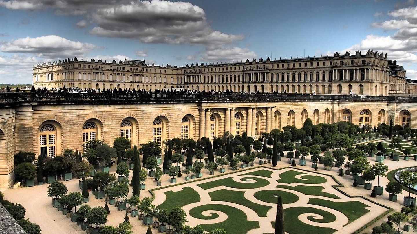 Nubes grises cubren el cielo sobre el Palacio de Versalles. (Pixabay)